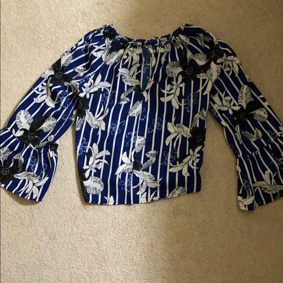 A nice flowy blouse! - Picture 2 of 2